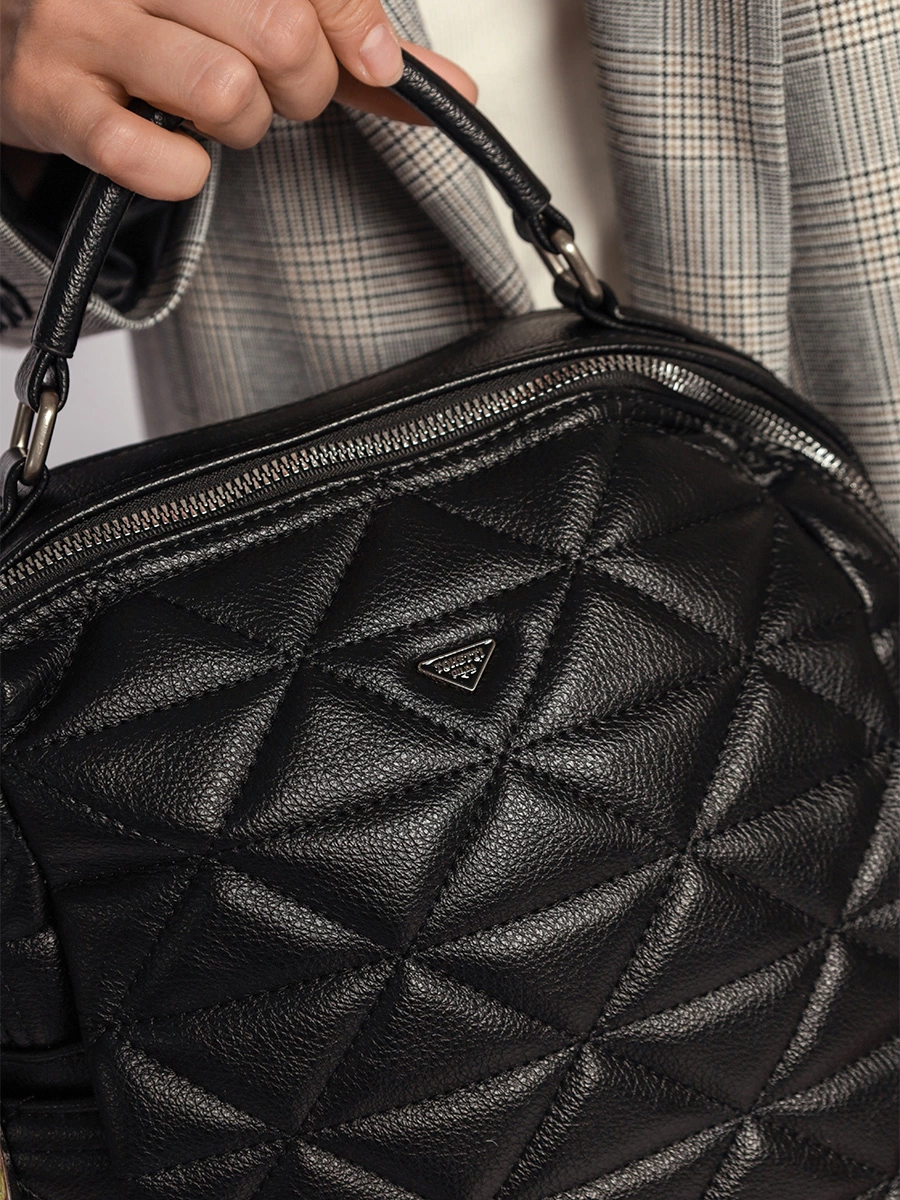 Рюкзак черного цвета с декоративной строчкой